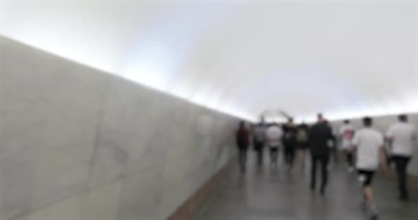 Traversée piétonne dans le métro — Video