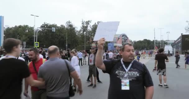 Hombre rogando a los fans que regalen entradas — Vídeos de Stock