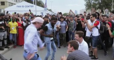 Fanlar seyirci daire içinde dans