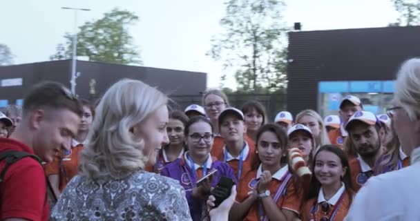 Voluntarios frente al fútbol — Vídeo de stock