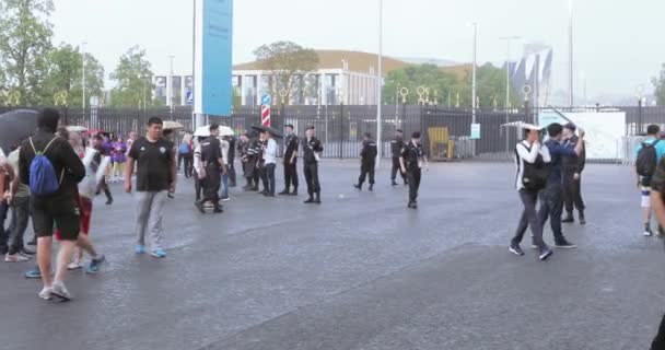 Fãs de futebol sob o chuveiro após a conclusão do estádio — Vídeo de Stock