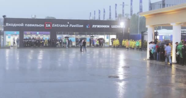 Fani piłki nożnej pod prysznicem po zakończeniu Stadion — Wideo stockowe