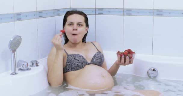 Menina grávida comendo morangos — Vídeo de Stock