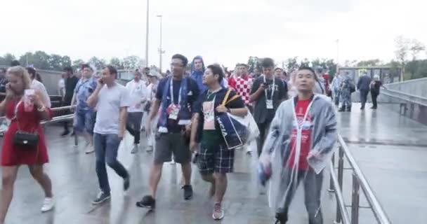 Football fans under the shower after the completion of the stadium — Stockvideo