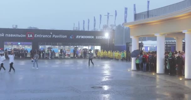 Fãs de futebol sob o chuveiro após a conclusão do estádio — Vídeo de Stock