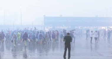 Futbol taraftarları stadyum tamamlanmasından sonra duş altında