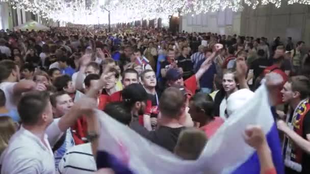 Los aficionados al fútbol en Nikolskaya — Vídeo de stock