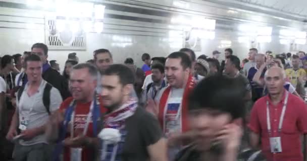 Fotbollssupportrar i tunnelbanan — Stockvideo