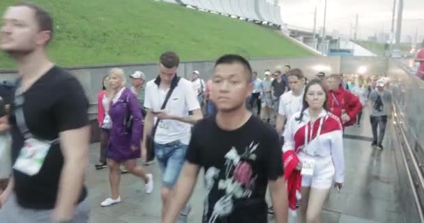 Los aficionados al fútbol bajo la ducha después de la finalización del estadio — Vídeo de stock