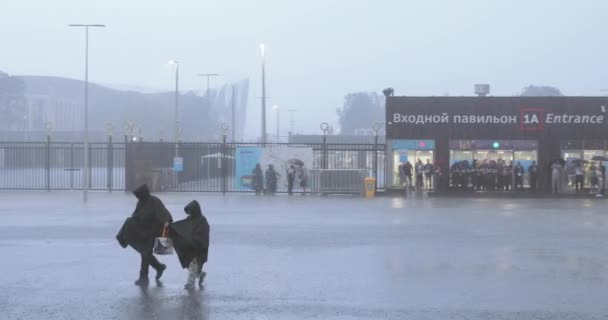 Los aficionados al fútbol bajo la ducha después de la finalización del estadio — Vídeo de stock