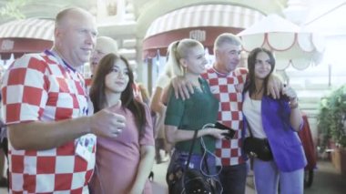 Futbol taraftarları kırmızı kare üzerinde