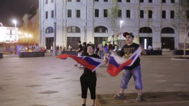 Fußballfans auf dem Roten Platz — Stockvideo