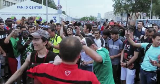 Les fans de danse dans le cercle des spectateurs — Video