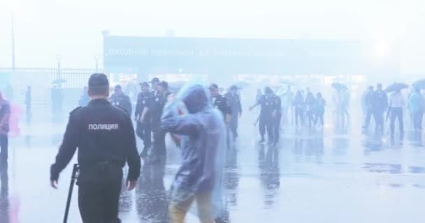 Futbol taraftarları stadyum tamamlanmasından sonra duş altında — Stok video