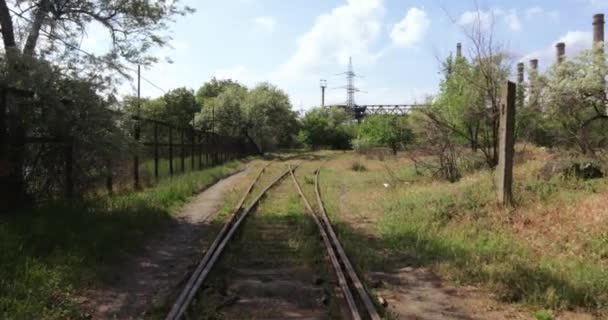Spoorweg naar het thermale station — Stockvideo