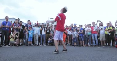 Animatör futbol hileler gösterir