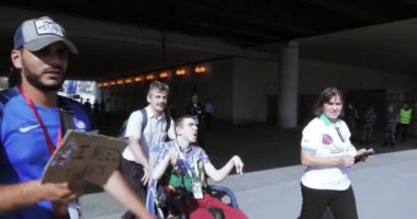 Engelli fan ve eşlik eden insanlar