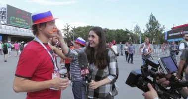 Gazeteci ve operatör Bbc taraftarları arasında