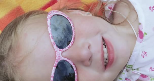 Niña usando gafas — Vídeo de stock