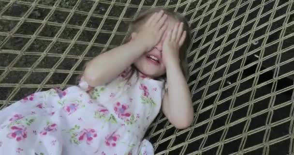 Lány gyermek egy függőágy — Stock videók