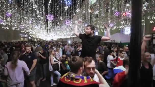 Football fans on Nikolskaya — Stock Video