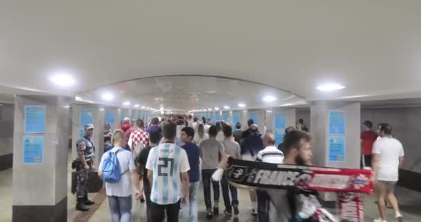 足球迷在地铁里行走 — 图库视频影像