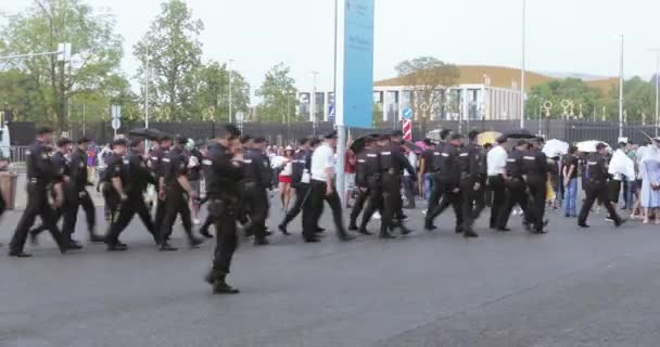 Вихід на стадіон і поліції — стокове відео