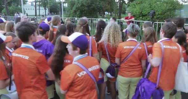 Voluntarios frente al fútbol — Vídeos de Stock