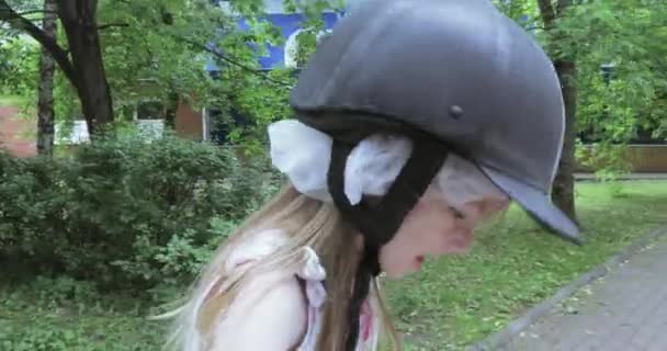 Fille enfant sur un cheval — Video