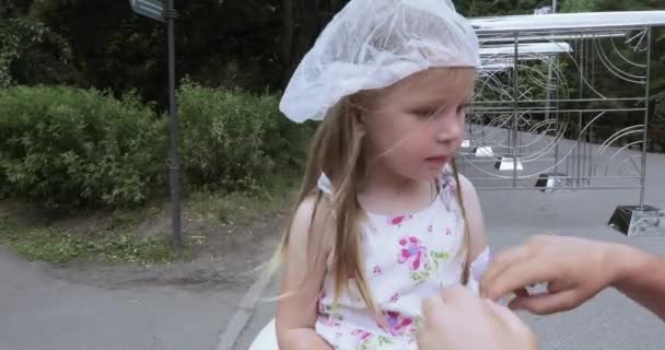 Παιδί κορίτσι φορώντας ένα κράνος για ποδηλασία σε ένα άλογο — Αρχείο Βίντεο