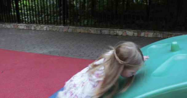 Menina criança no parque infantil — Vídeo de Stock