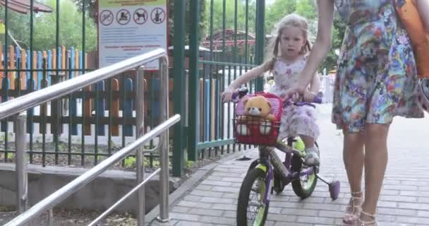 Aprender a andar de bicicleta — Vídeo de Stock