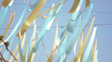 Bir tel üzerinde dekoratif şeritler