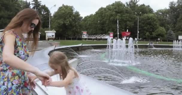 Girl child with mother near the fountain — Stock Video