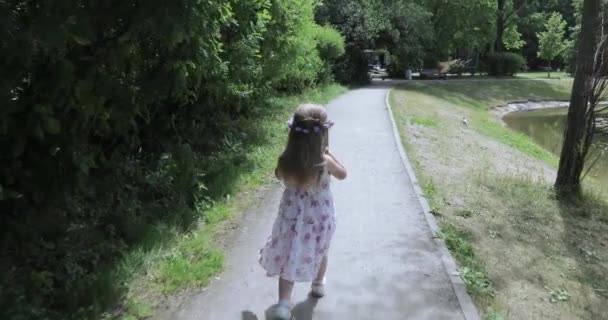 Meisje kind uitgevoerd op de loopbrug — Stockvideo