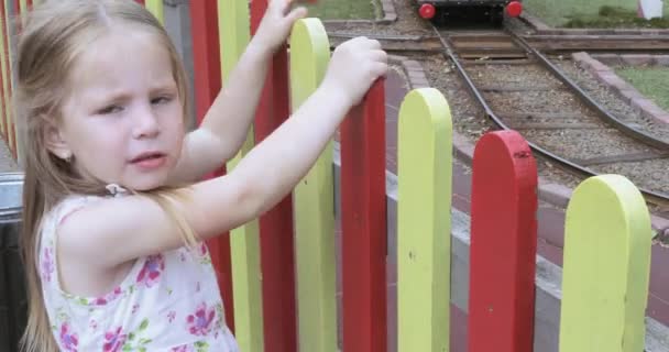 Kız çocuk bir tren arıyor — Stok video