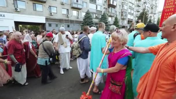 Ratha Yatra in stad van Dnepr — Stockvideo