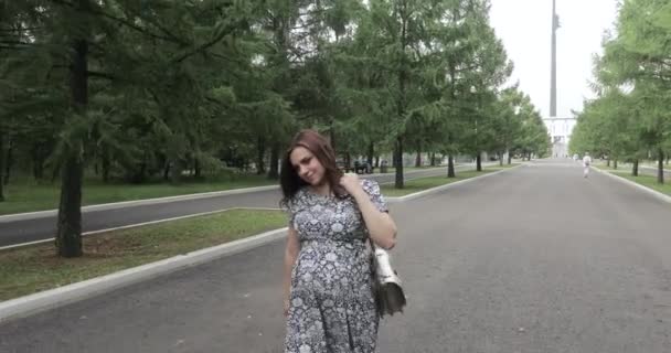 Hamile kız parkta — Stok video