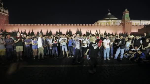 Labdarúgás rajongók tánc a Vörös téren — Stock videók