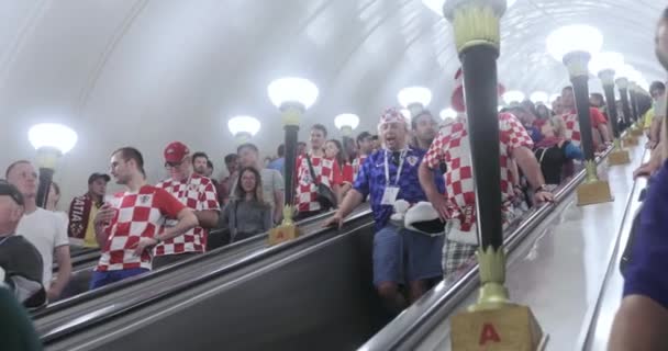 De ventilators van de voetbal in de metro — Stockvideo