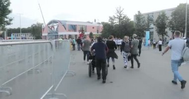 Engelli fan ve eşlik eden insanlar