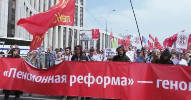 Rusya, Moskova - Jule 28, 2018: emeklilik yaşı Jule 28 2018 Moskova Rusya Federasyonu'nda Moskova'da Sakharov Avenue'de yükselterek karşı toplantı kabul etti