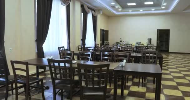 Столовая со столами и стульями — стоковое видео