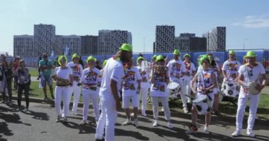 Maçtan önce müzisyenler