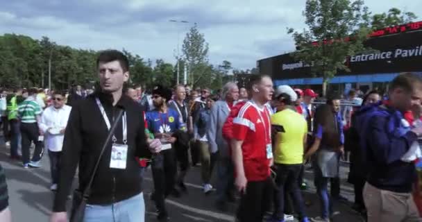 Fans voor de voetbalwedstrijd — Stockvideo