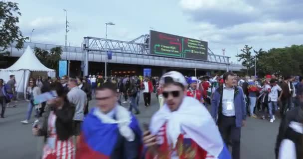 Фанаты перед футбольным матчем — стоковое видео