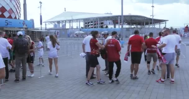 Relawan di depan sepak bola — Stok Video