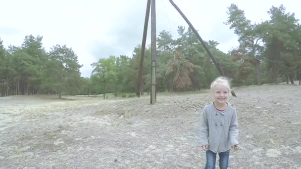 Fille enfant cours à travers la forêt
