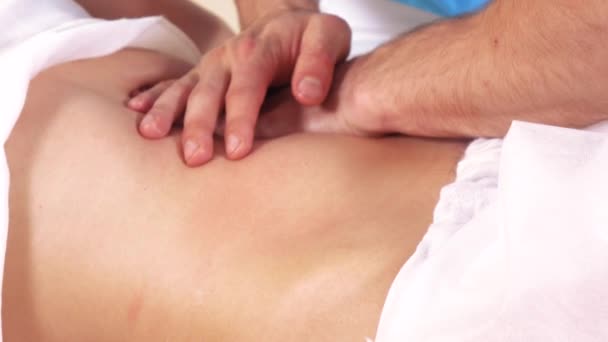 Massagem de barriga para menina — Vídeo de Stock