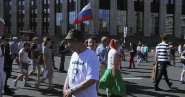 俄罗斯 莫斯科 2018 抗议者正在高呼我们不怕和鼓掌 关于在莫斯科萨哈罗夫大街提高退休年龄的商定会议 这次集会是由 — 图库视频影像